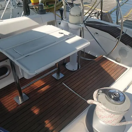 Πλωτό κατάλυμα Slalom -dufour 45 Classic Mesokhórion